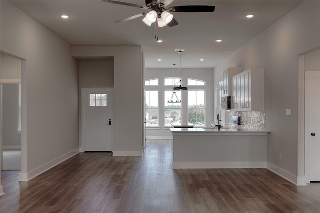 foyer entrance with dark wood-style floors, recessed lighting, a ceiling fan, and baseboards