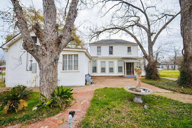 back of house featuring a yard