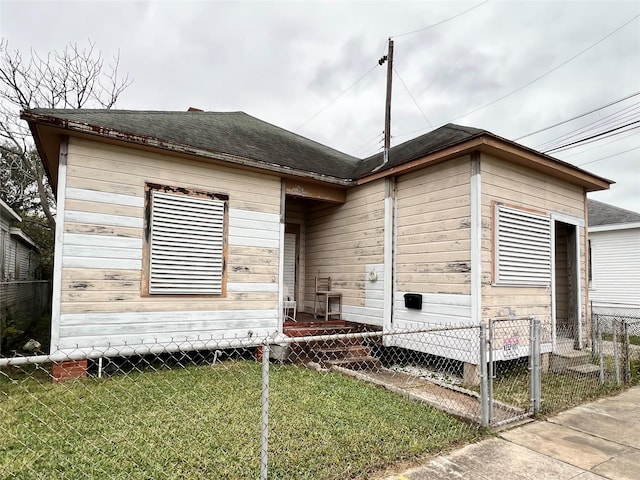 view of front of house with a front yard