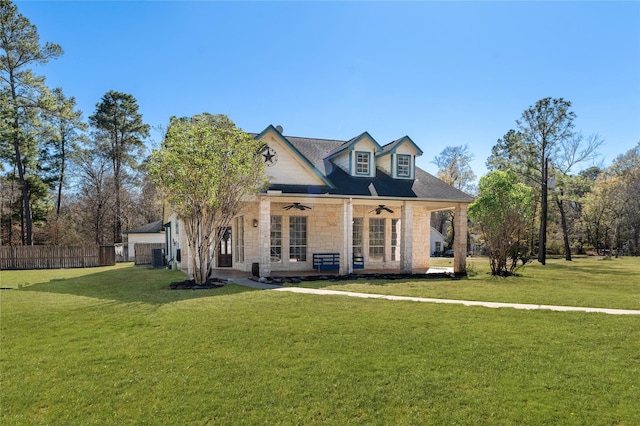 view of front of house featuring ceiling fan and a front lawn