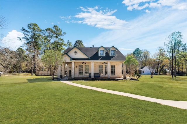 view of front of house with a front lawn and ceiling fan