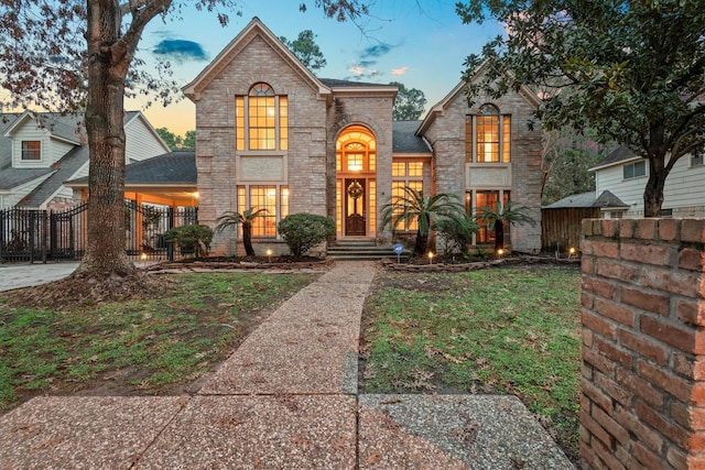 view of front facade with a yard