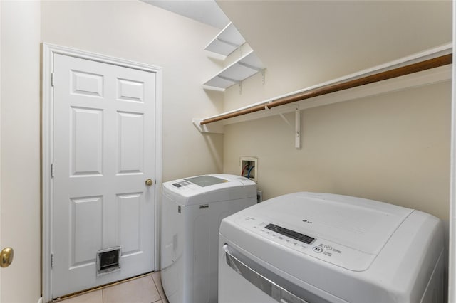 laundry area featuring light tile patterned floors and independent washer and dryer