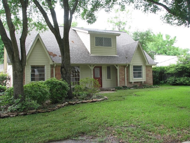 view of front of property featuring a front lawn