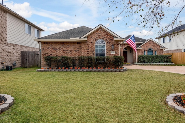 view of front of home featuring a front yard