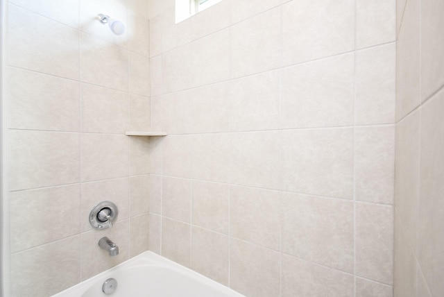 bathroom with tiled shower / bath