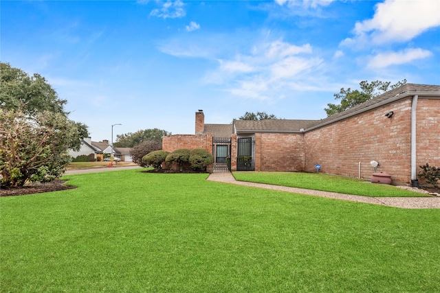 view of front of home featuring a front lawn