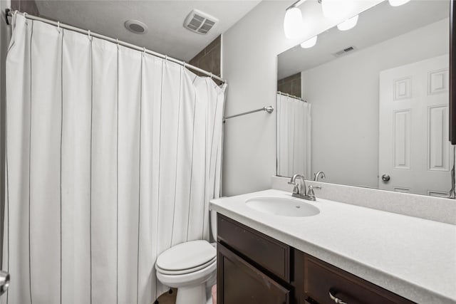 full bath with toilet, a shower with shower curtain, vanity, and visible vents