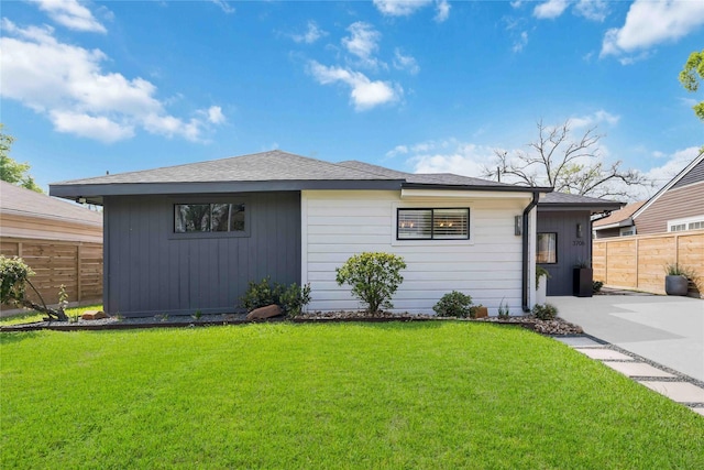 view of front of home with a front lawn