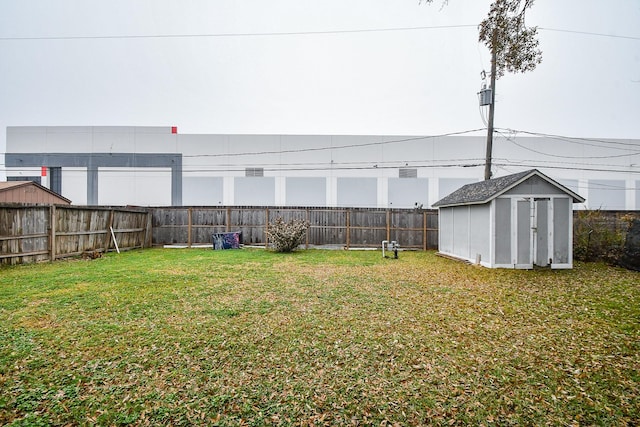 view of yard featuring a storage shed