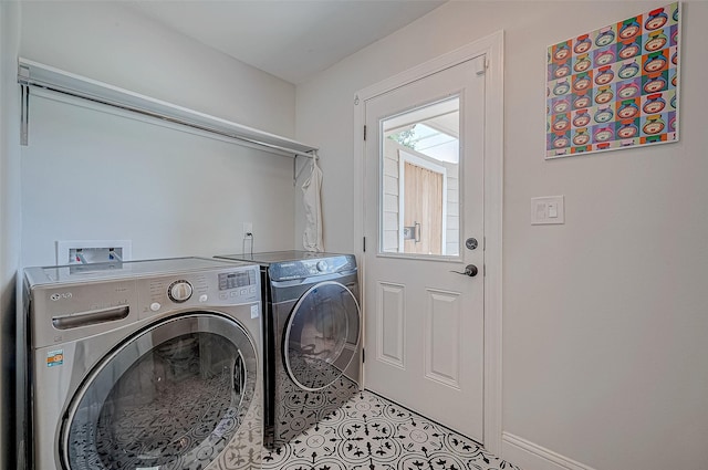 washroom featuring light tile patterned floors and independent washer and dryer