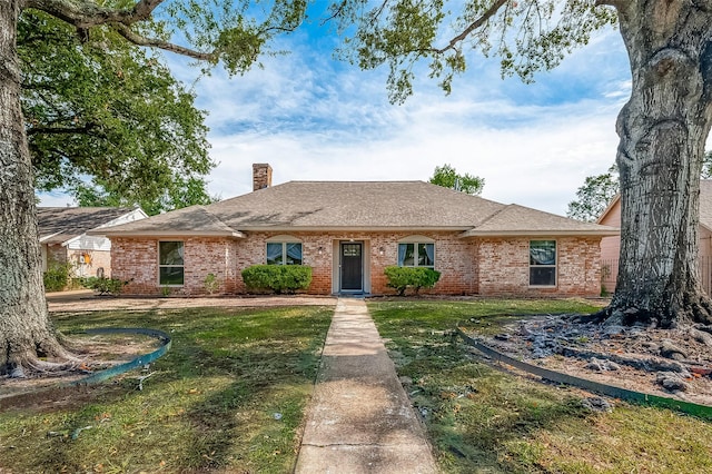 single story home featuring a front yard