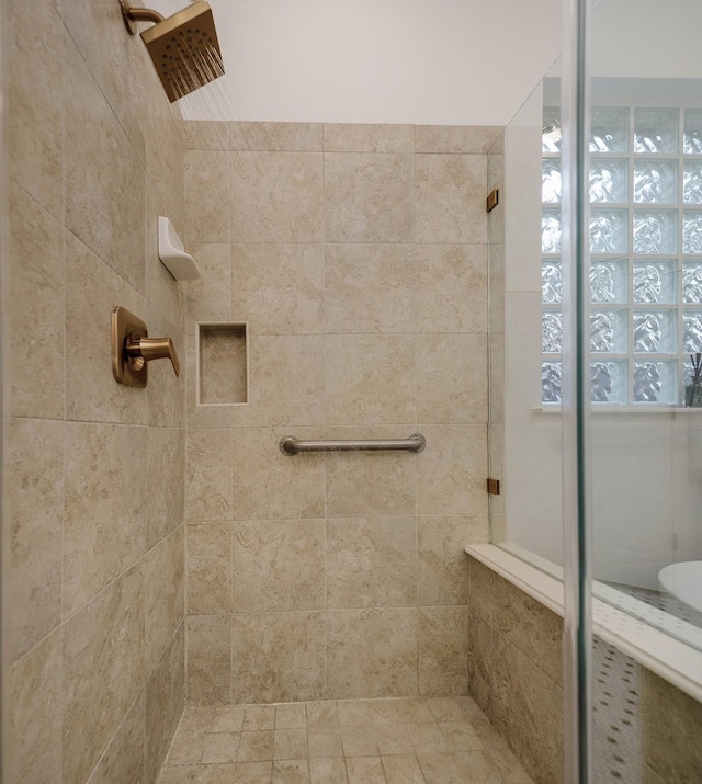 bathroom featuring a tile shower