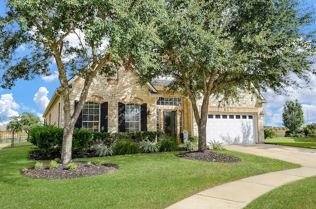 view of front facade featuring a garage and a front yard