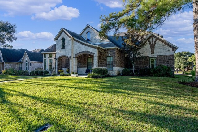 view of front of property featuring a front yard