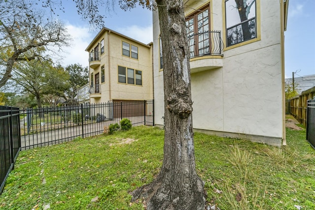 exterior space featuring a lawn