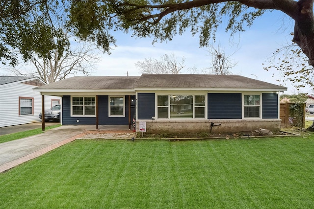 ranch-style house featuring a front lawn