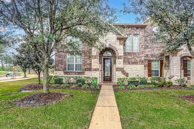 view of front of property featuring a front lawn