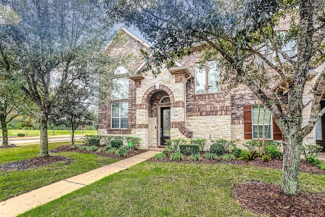 view of front of house featuring a front lawn