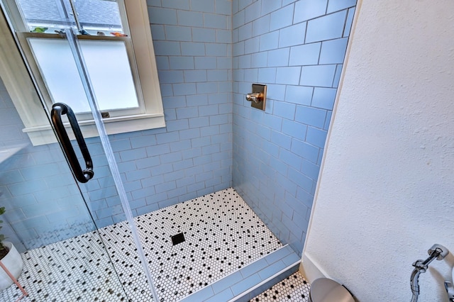 bathroom featuring tiled shower