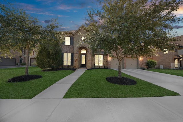 view of front facade featuring a yard