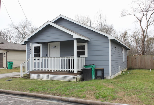 view of front facade featuring a porch and a front lawn