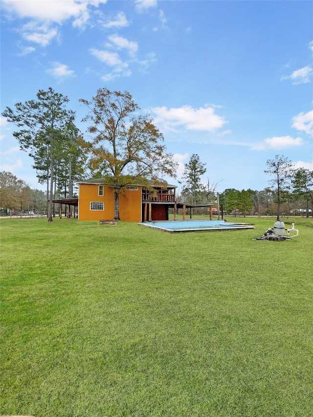 view of yard with a pool