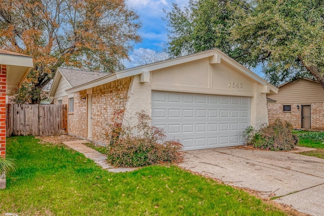 view of front facade with a garage and a front yard