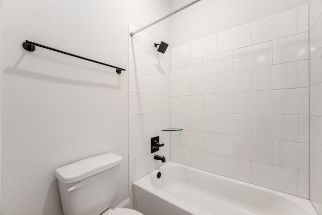 bathroom with tiled shower / bath and toilet