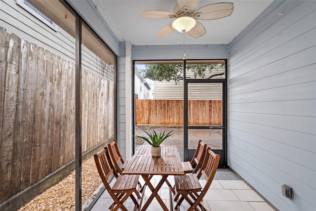 sunroom with ceiling fan