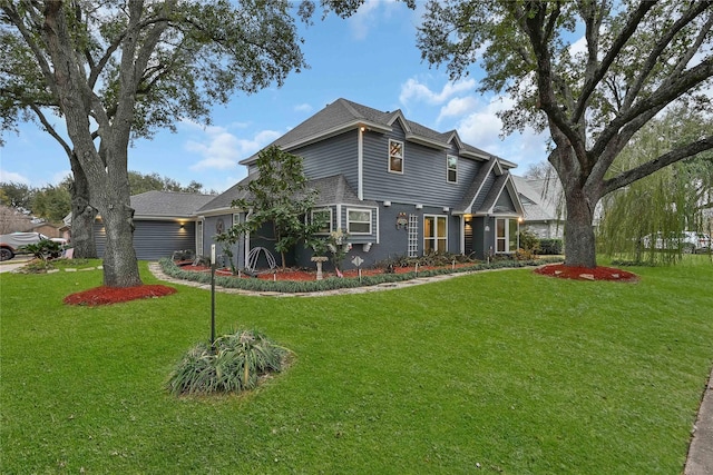 view of front of property featuring a front lawn