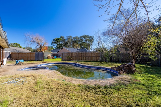 view of swimming pool featuring a lawn