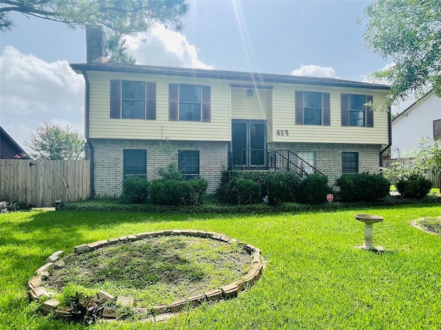 bi-level home featuring a front lawn