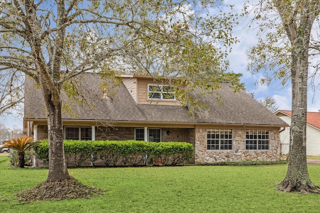 view of front of property with a front yard