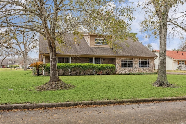 view of front of home featuring a front yard