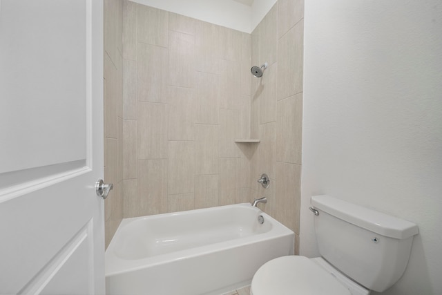 bathroom with tiled shower / bath and toilet