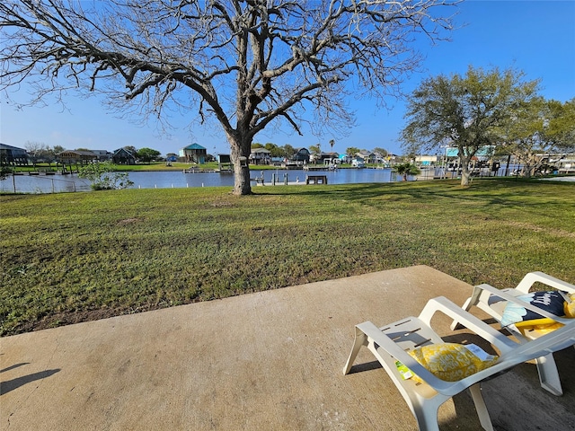 view of yard featuring a water view