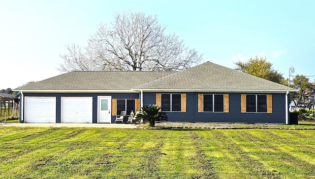 view of front of property featuring a garage and a front yard