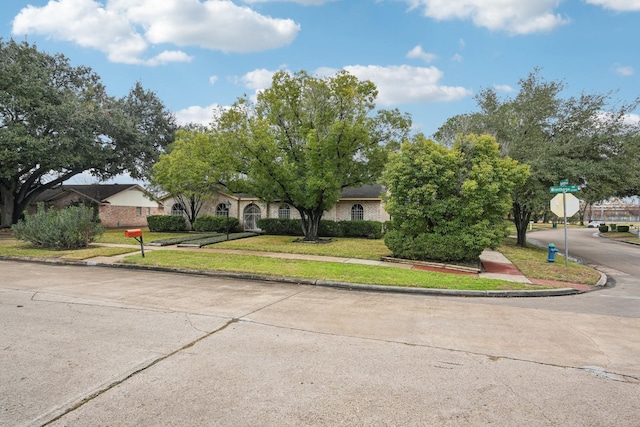 view of front facade with a front yard