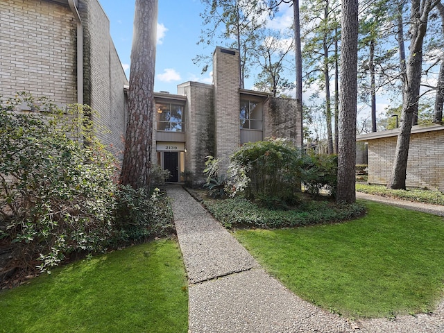 view of front of home featuring a front yard