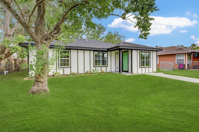 view of front of property with a front yard