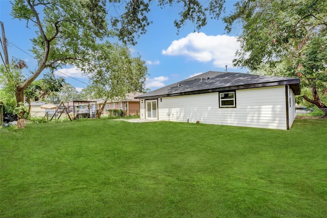 back of house featuring a lawn