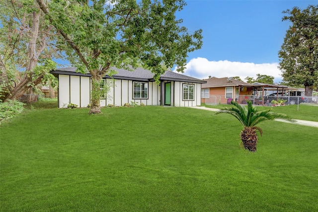 single story home featuring a front lawn