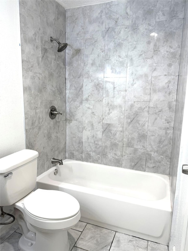 bathroom with tiled shower / bath and toilet