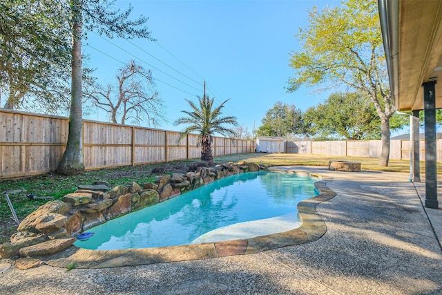 view of swimming pool