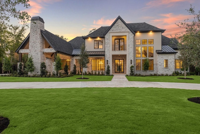 view of front facade with a lawn