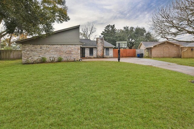 view of front facade with a front yard