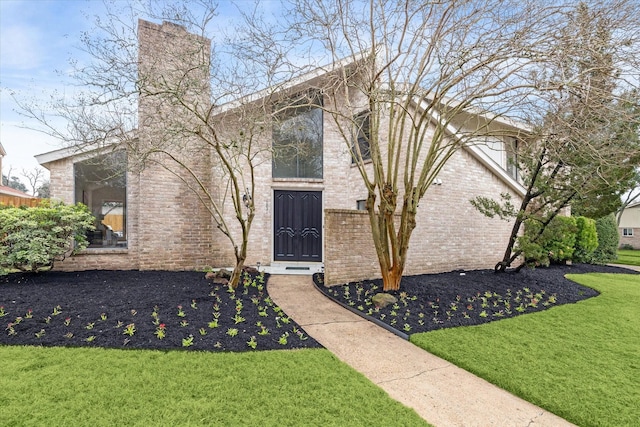 view of front of house featuring a front yard