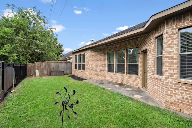 view of yard featuring a patio area