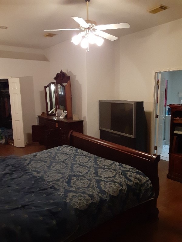 bedroom featuring ceiling fan